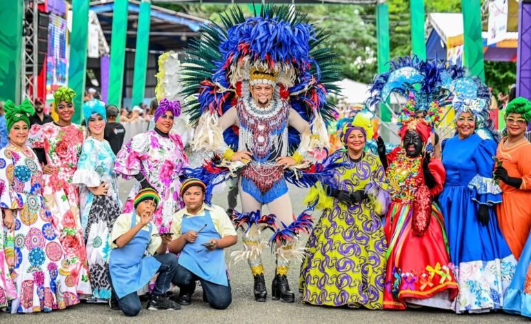 SANTIAGO: Se inicia carnaval con un derroche de colorido