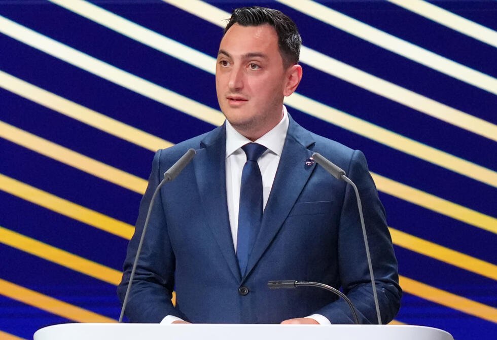 El comisario de Juventud y Deportes de la Unión Europea, Glenn Micallef, habla durante el 50º Congreso ordinario de la UEFA en Bruselas, el 12 de febrero de 2026