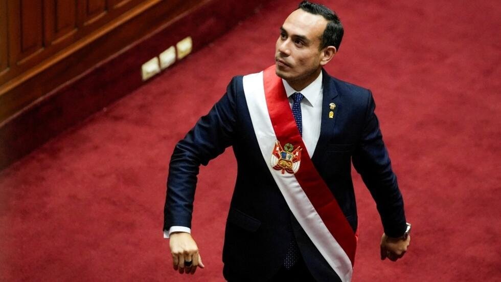 El nuevo presidente de Perú, José Jerí, camina el día de la ceremonia de juramento, después de que el Congreso votara para destituir a la expresidenta Dina Boluarte, en Lima, el 10 de octubre de 2025.
