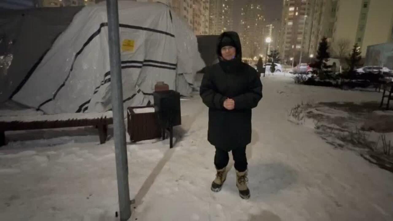 Sin red eléctrica en invierno, ucranianos encuentran calefacción y energía en tiendas de campaña