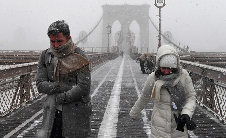 Suben a 14 muertes por frío en NY pese a medidas emergencia
