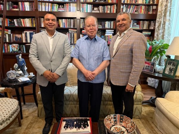 Titular SNS resalta compromiso con la salud ante Pepín Corripio