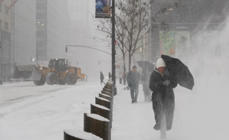Tormenta invernal pone en toque de queda a NY este lunes