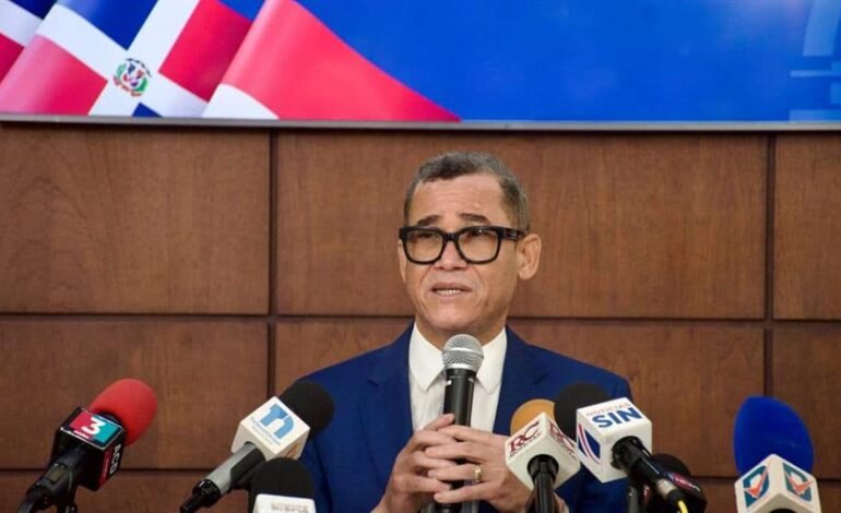 Trabajo insta a empresarios a cumplir con el aumento de 8 %