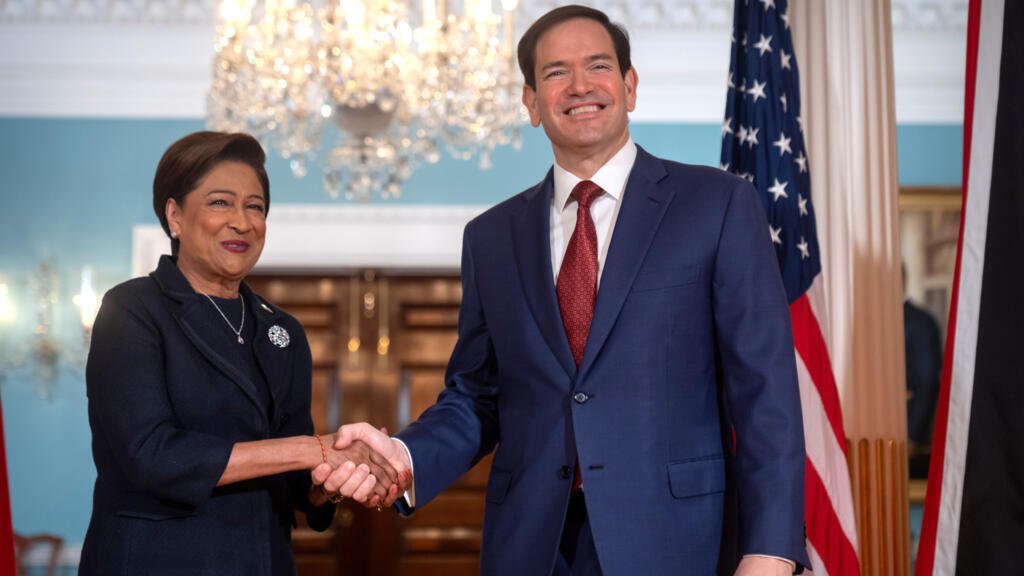 Le secrétaire d'État, Marco Rubio, serre la main de la Première ministre de Trinité-et-Tobago, Kamla Persad-Bissessar, au département d'État, le 30 septembre 2025, à Washington.