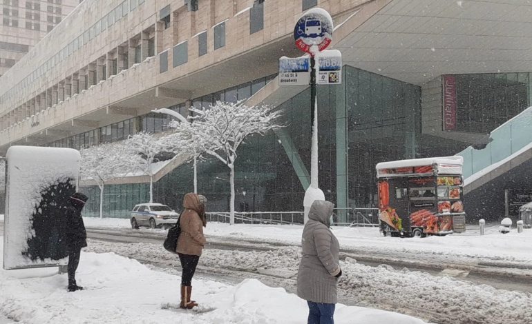 Tras tormenta con rasgos de huracán, NY espera más nieve