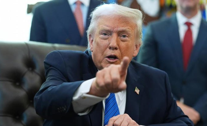 Trump dice considera ataque limitado para presionar a Irán