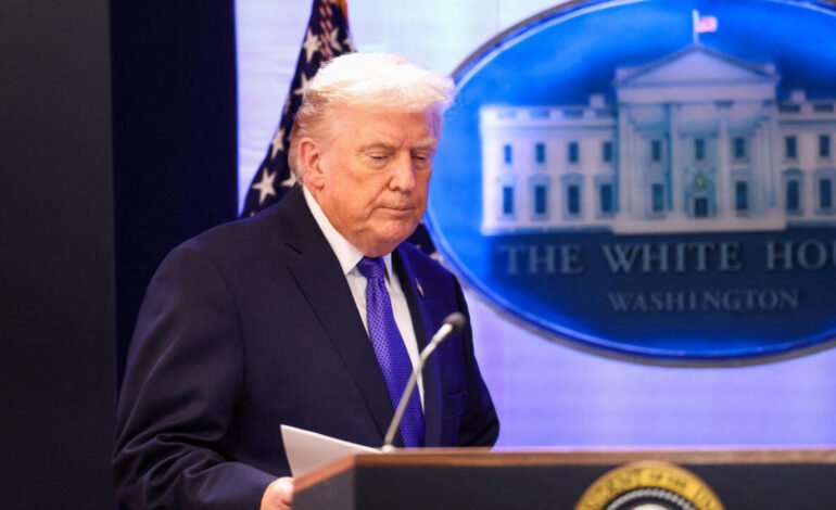 Trump firma una orden que impone un arancel global del 10% de forma temporal tras el revés con el Supremo