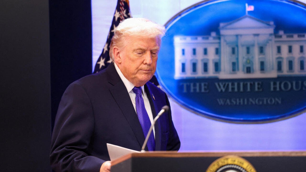 Trump firma una orden que impone un arancel global del 10% de forma temporal tras el revés con el Supremo