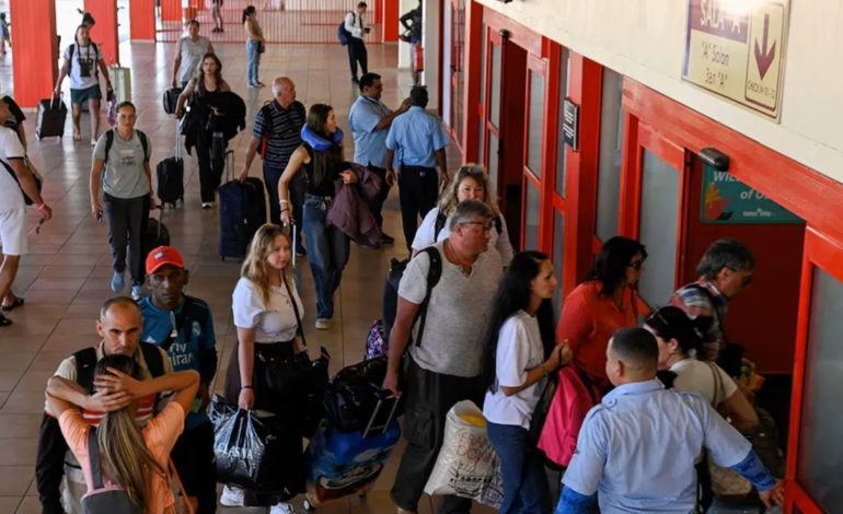 Turistas abandonan Cuba en medio de combustible en la isla