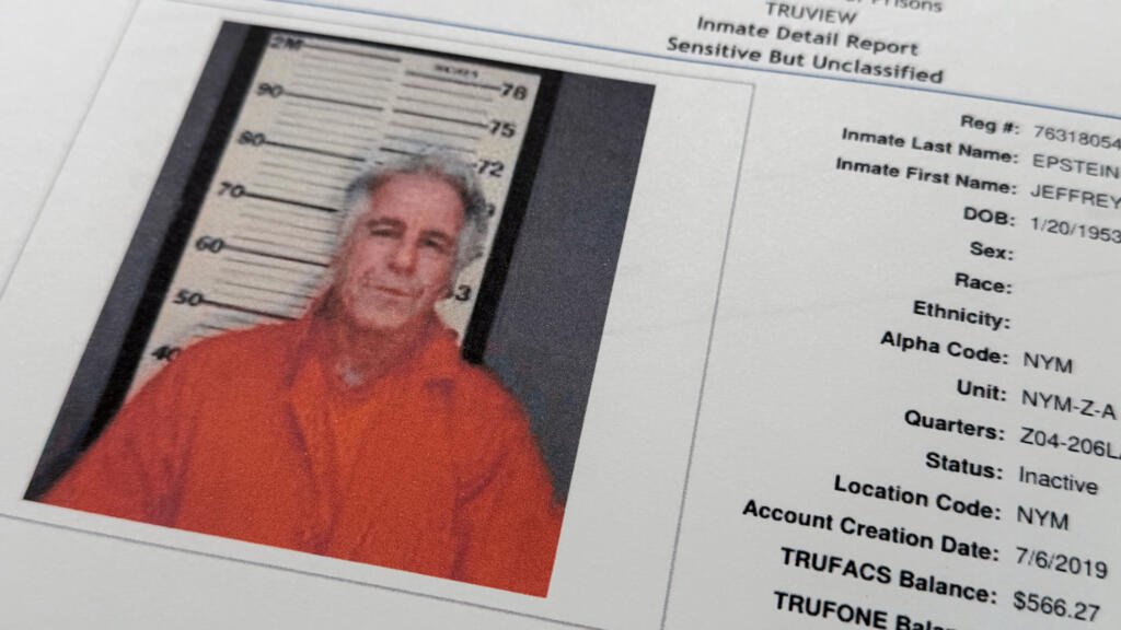 Un documento incluido en la publicación de los archivos de Jeffrey Epstein por parte del Departamento de Justicia de EE. UU., fotografiado el martes 10 de febrero de 2026, muestra una foto de Epstein en un informe de reclusos de la Oficina Federal de Prisiones.