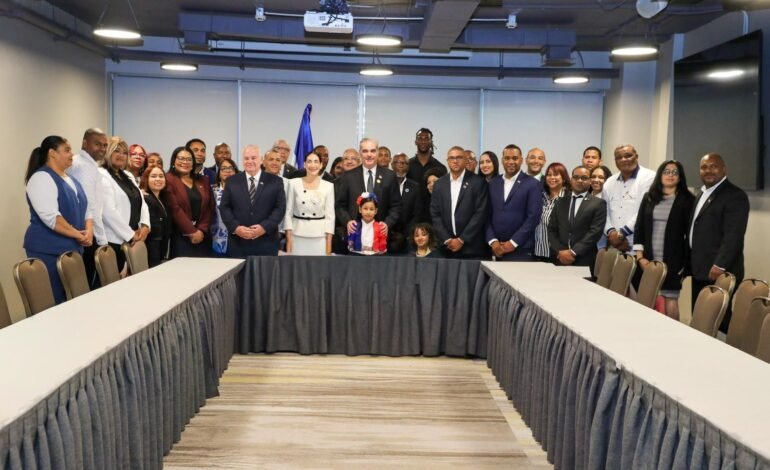 Abinader resalta oportunidades para dominicanos viven en Chile