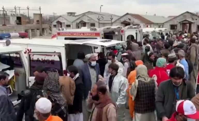 Afganistán advierte represalias tras ataque pakistaní a hospital que dejó 400 muertos