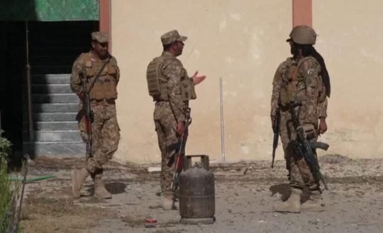 Afganistán afirma que frustró un ataque pakistaní contra su principal base aérea, mientras defiende Kabul