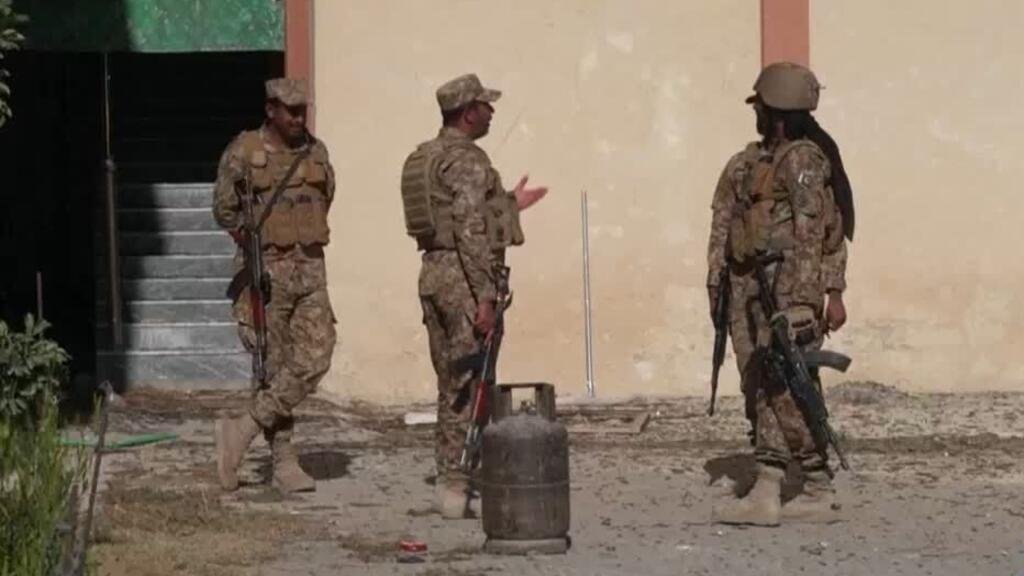 Afganistán afirma que frustró un ataque pakistaní contra su principal base aérea, mientras defiende Kabul