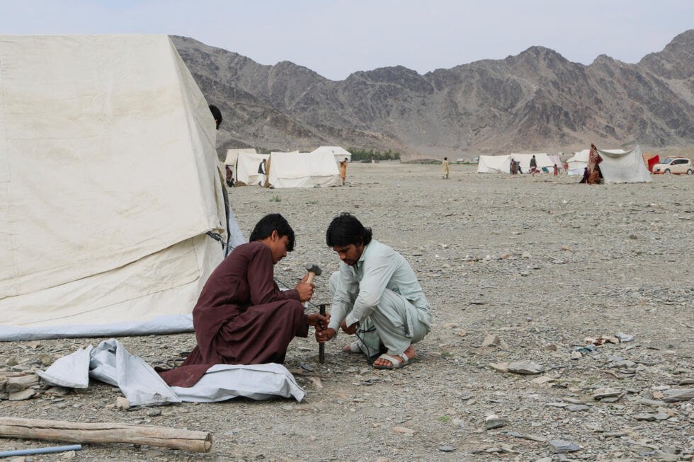 Afganos desplazados instalan una tienda de campaña en el distrito de Lal Pur, en la provincia oriental de Nangarhar, Afganistán, el 4 de marzo de 2026.