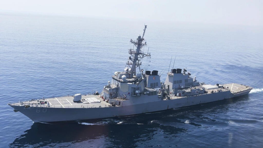 El USS Paul Hamilton es visto tras pasar por el Estrecho de Ormuz el viernes 19 de mayo de 2023. Los jefes de las marinas estadounidense, británica y francesa con base en Medio Oriente cruzaron el Estrecho de Ormuz el viernes a bordo de un buque de guerra estadounidense, señal de su enfoque unificado para mantener abierta esta crucial vía fluvial tras la incautación de dos petroleros por Irán en el extranjero.