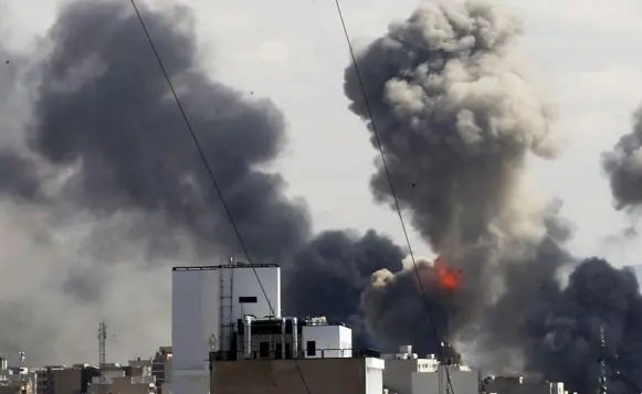 Aumentan a más de mil los muertos en Irán por ofensiva