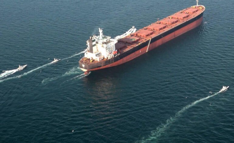 Aumentan las tensiones en el Estrecho de Ormuz mientras petroleros quedan atrapados en el fuego cruzado