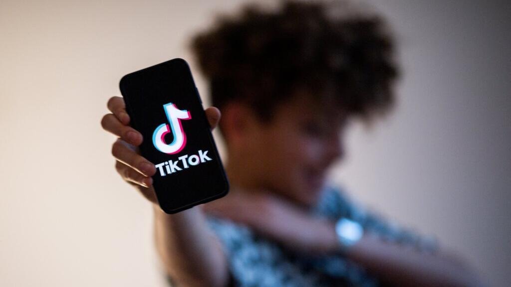 El Parlamento adoptó el jueves un requisito para que plataformas como TikTok, Snapchat e Instagram verifiquen la edad de sus usuarios y obtengan el consentimiento de los padres cuando sean menores de 15 años.