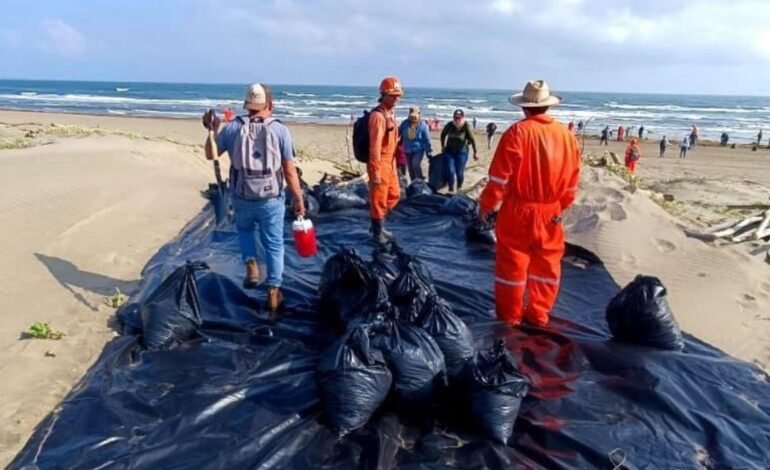 Autoridades contienen derrame en el Golfo de México; comunidades exigen respuestas
