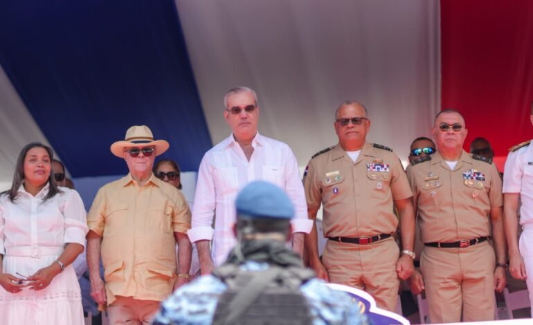 AZUA: Luis Abinader encabeza desfile cívico-militar y policial