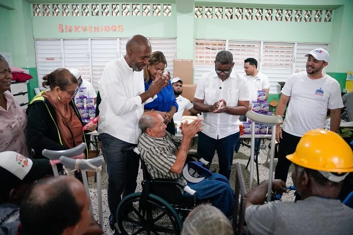 Bajo aguacero, servicios de Propeep impactan a cientos de personas en Villa Verde, La Romana