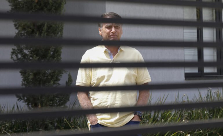Bolsonaro sale de cuidados intensivos mientras avanza pedido de prisión domiciliaria