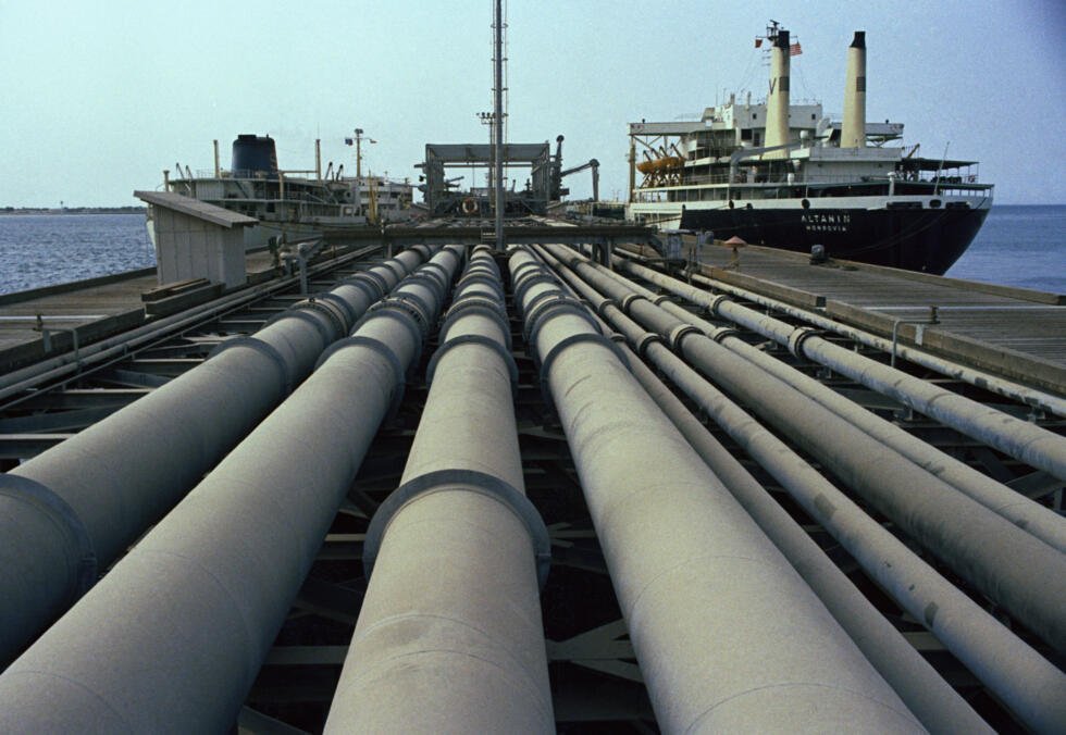 Vista de las tuberías y un petrolero en el muelle de Kharg en Irán, el mayor del mundo, visto en julio de 1971.