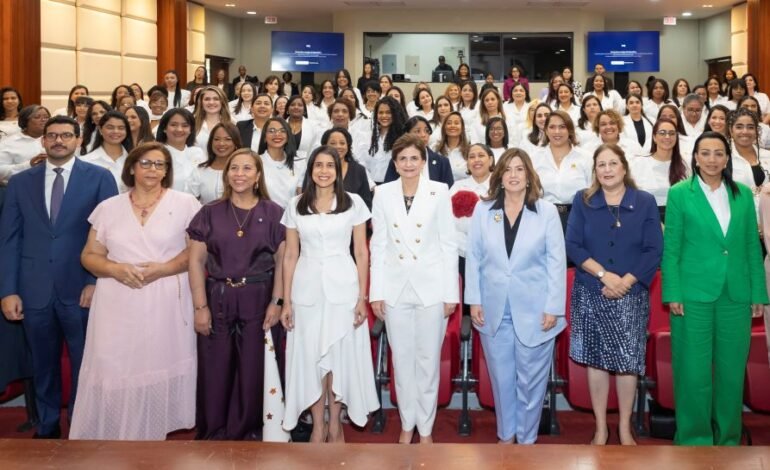 Cámara de Comercio SD gradúa empresarias en MujerES Avanza