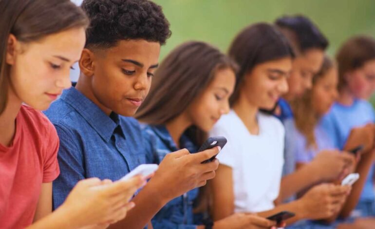 Canadá podría restringir redes sociales a menores de edad