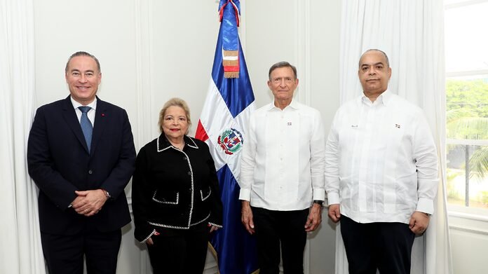 Canciller Roberto Álvarez recibe a la decana del Cuerpo Consular en reunión de trabajo