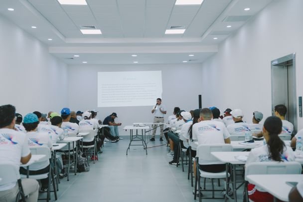 Capacitan técnicos de tenis para Juegos Centroamericanos 2026