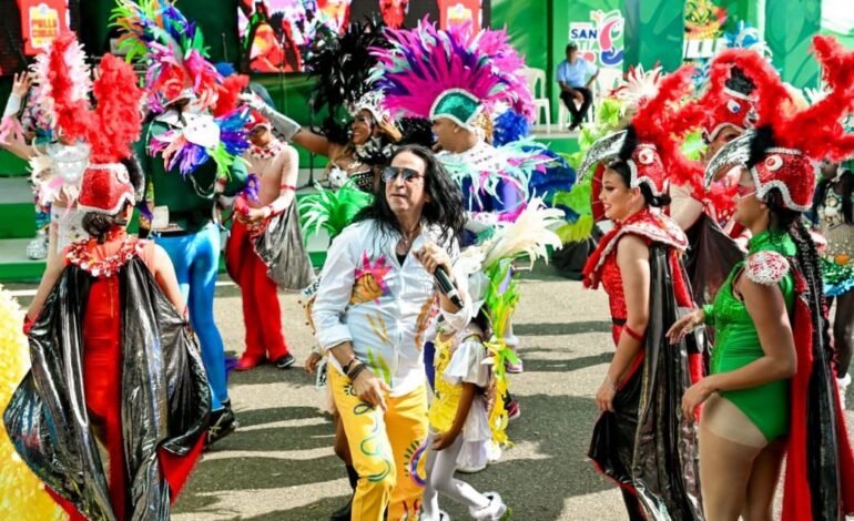 Carnaval de Santiago culmina con una jornada multitudinaria