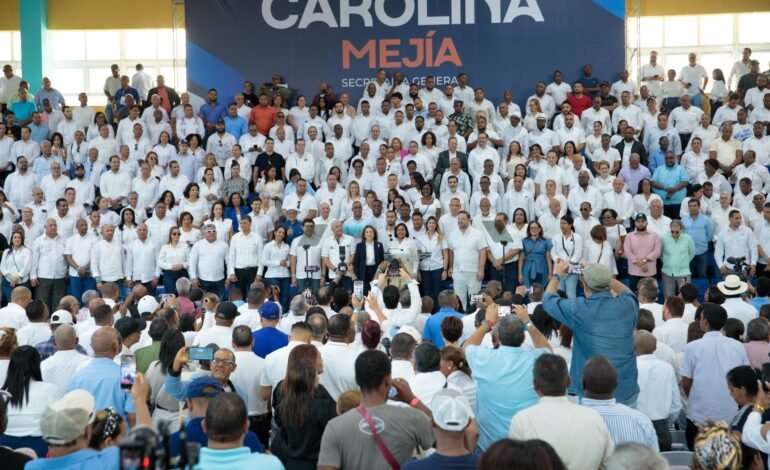 Carolina reafirma fortaleza con masivo acto de apoyo mientras rinde cuentas como secretaria general