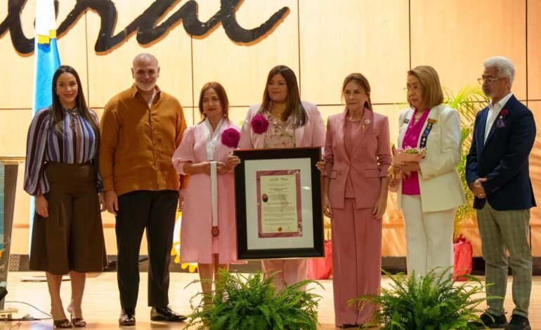 Carolina recibe máximo galardón de Rotary en RD por Día de la Mujer