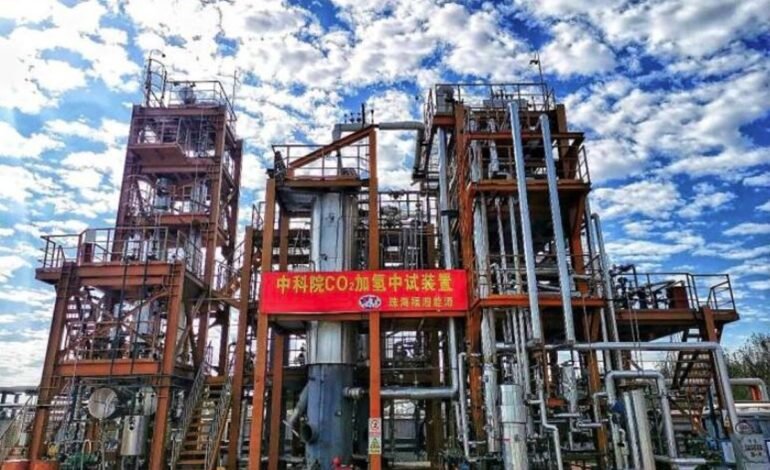 China implementa un tope al precio de los combustibles