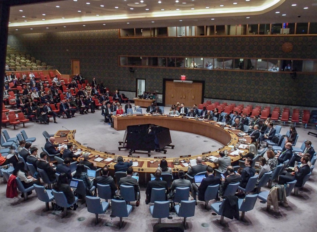 China pide a Francia cooperar para resolver la guerra de Irán