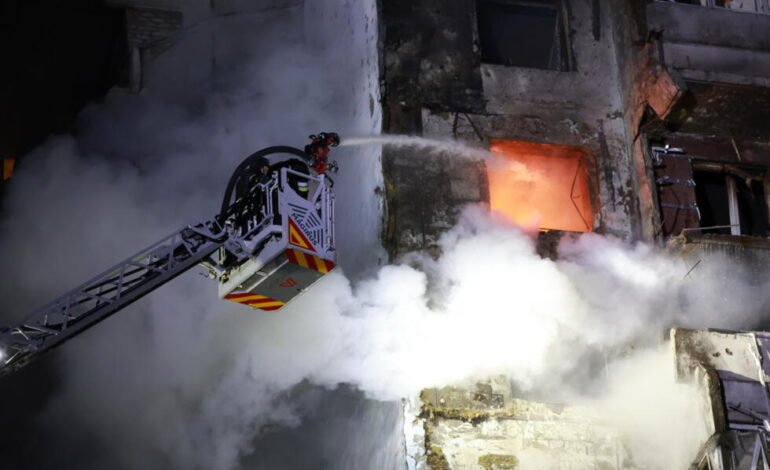 Cinco muertos en Ucrania en ataques masivos rusos; la UE aplaza propuesta de veto a petróleo ruso por guerra en Irán