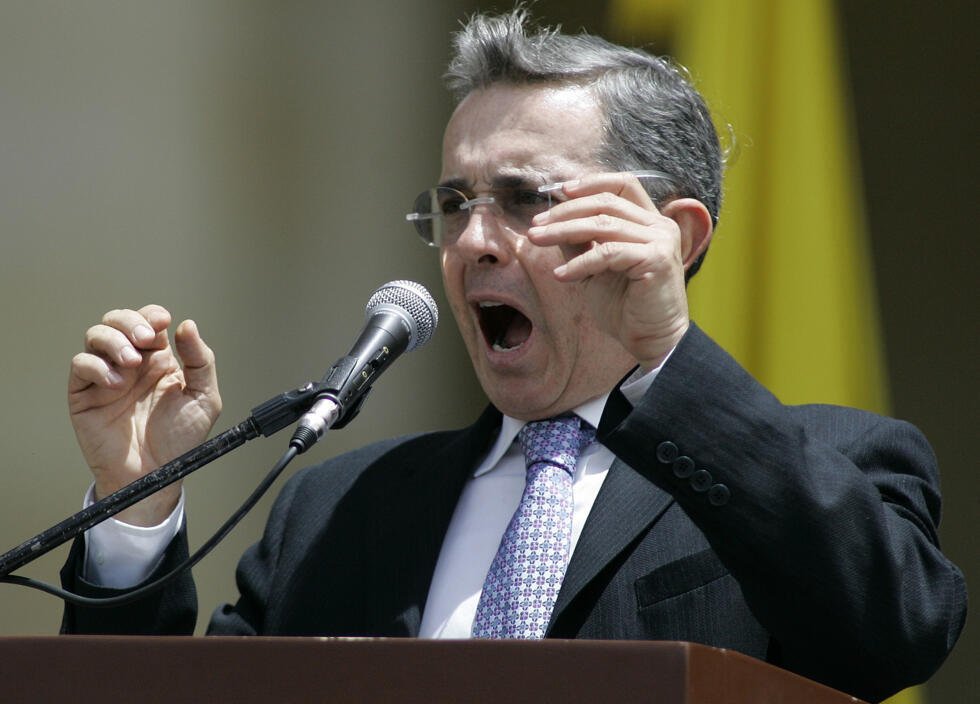 El presidente de Colombia, Álvaro Uribe, pronuncia un discurso en Bogotá el jueves 2 de agosto de 2007. Uribe fue abucheado e interrumpido durante una comparecencia pública extraordinaria en la que debatió con un maestro de escuela de 55 años que había recorrido a pie la mitad de Colombia para pedir un intercambio de prisioneros con los rebeldes de izquierda.