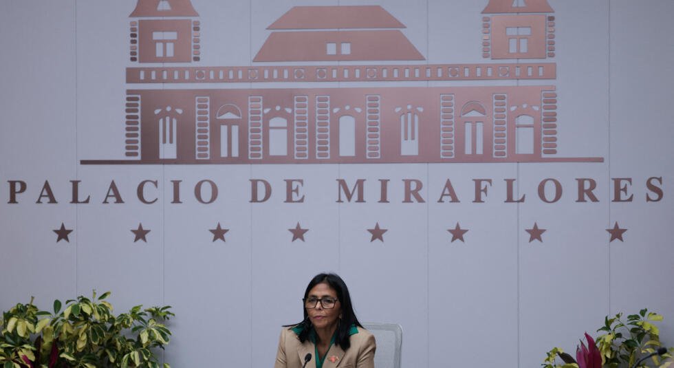 La presidenta encargada de Venezuela, Delcy Rodríguez, asiste a una reunión con el ministro del Interior de Venezuela, Diosdado Cabello; el ministro de Defensa, Vladimir Padrino López; el ministro de Energía Eléctrica, Jorge Elieser Márquez; el ministro de Defensa de Colombia, Pedro Sánchez; y la canciller colombiana, Rosa Villavicencio, tras aplazarse una reunión prevista entre el presidente colombiano Gustavo Petro y Rodríguez, en el Palacio de Miraflores, en Caracas, Venezuela, el 13 de marzo de 2026.