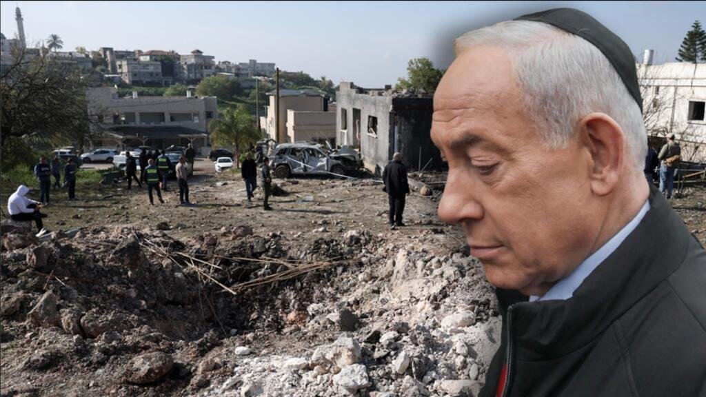 Un montaje del primer ministro israelí, Benjamin Netanyahu, junto al resultado de uno de los ataques con misiles iraníes en Israel.