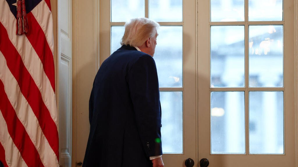 El presidente de Estados Unidos, Donald Trump, mira por una ventana de la Casa Blanca, en Washington, D.C., EE. UU., el 9 de enero de 2026.