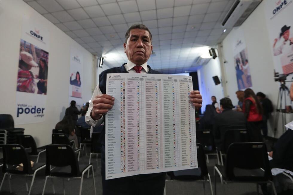 El universo de candidaturas es de miles y la cartilla electoral, de dimensiones inéditas. De no pasar el umbral del 5% de votos al Congreso, las agrupaciones políticas perderán su inscripción como tales.