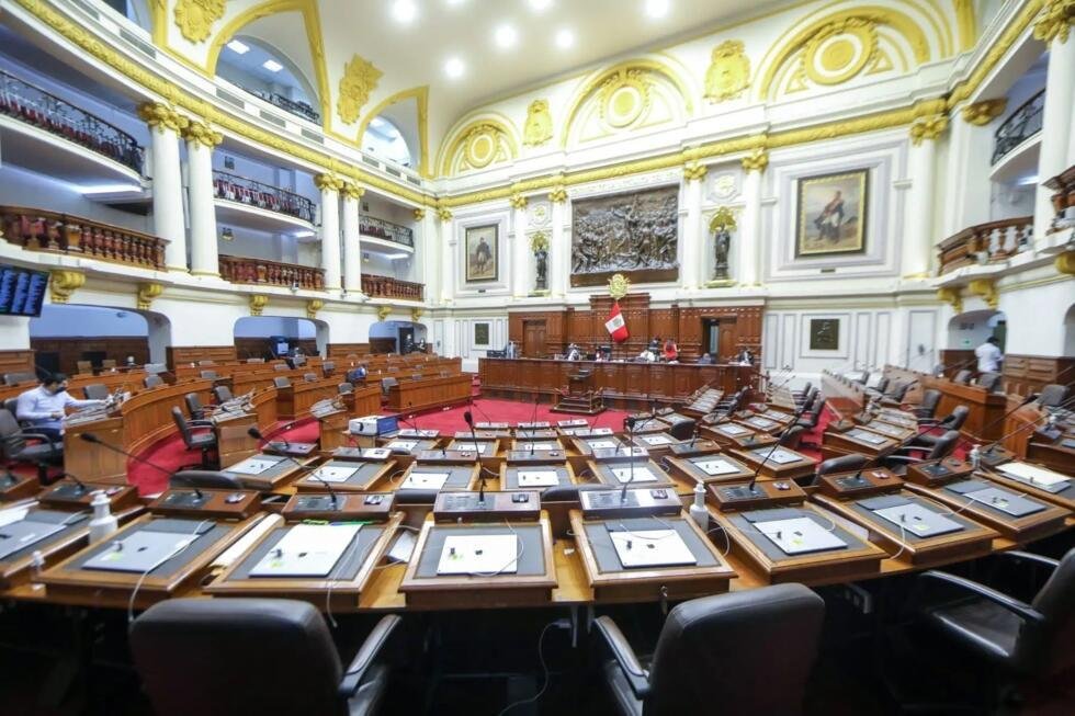 El Congreso peruano, unicameral desde el autogolpe de Estado de 1992 bajo el gobierno de Alberto Fujimori, volverá a tener cámara de diputados y de senadores a partir de las elecciones de 2026. Serán 60 escaños nuevos para el Senado, que se unen a los 130 de diputados.