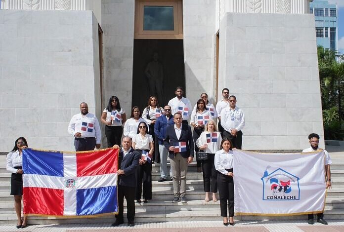 CONALECHE deposita ofrenda floral en el Altar de la Patria en honor a los héroes de la Independencia Nacional