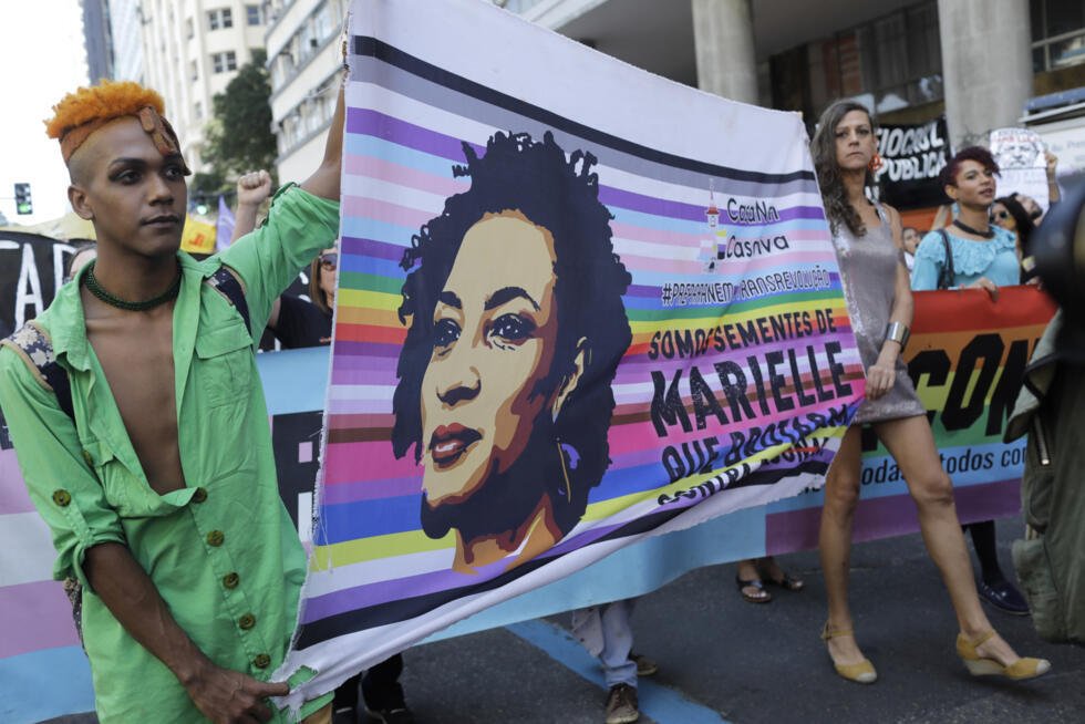 Foto de archivo que muestra a manifestantes sosteniendo una pancarta en recuerdo de Marielle Franco durante una protesta en Río de Janeiro el 7 de septiembre de 2019.