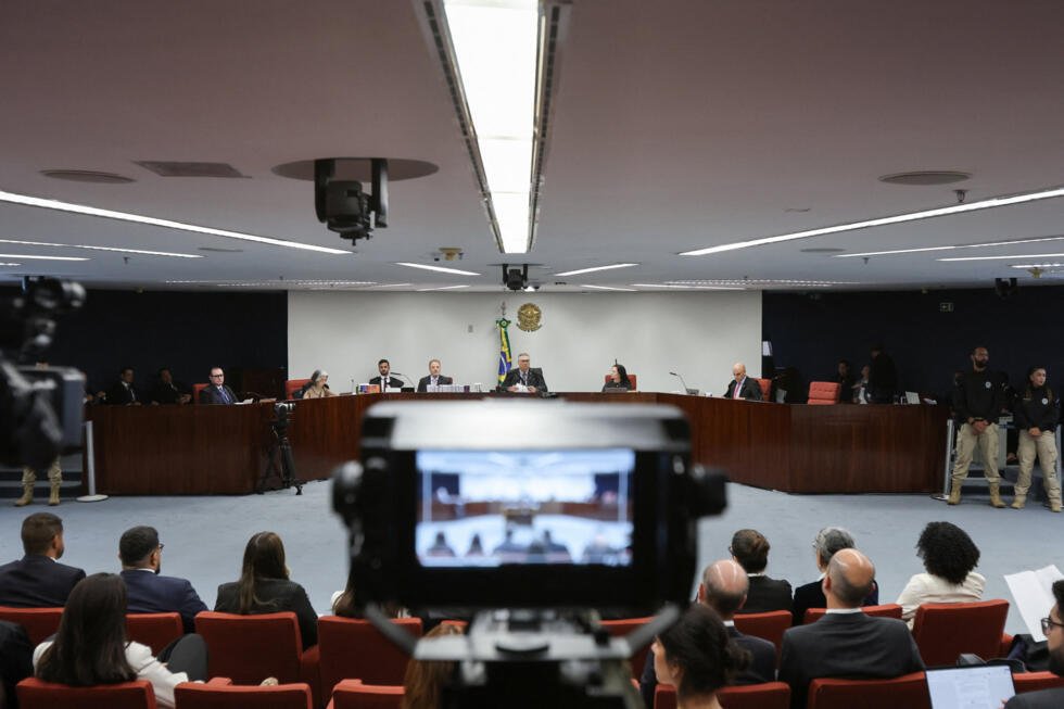 Los jueces de la Corte Suprema de Brasil, Flavio Dino y Alexandre de Moraes, se sientan el día de la primera sesión del juicio a los sospechosos acusados ​​de ordenar el asesinato de la concejala de Río de Janeiro Marielle Franco en 2018, en la Corte Suprema en Brasilia, Brasil, el 24 de febrero de 2026.