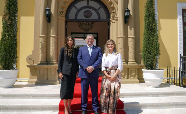 Costa Rica firma acuerdo con EE. UU. para recibir migrantes deportados de terceros países