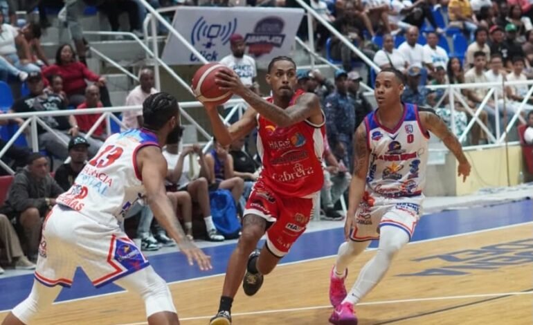 Cotorras del Gustavo y Sosúa Sharks en la final basket de PP